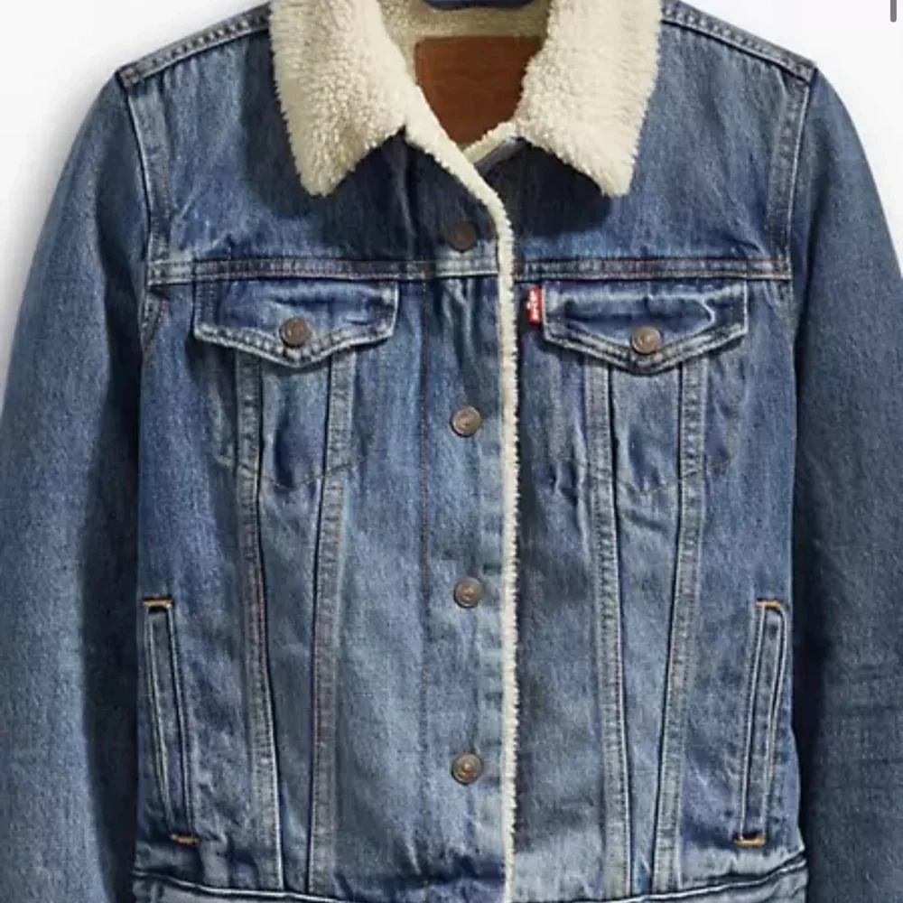 Levi’s | Original Sherpa Trucker Jacket in Extremely Lovable - Medium Wash - Picture 3 of 11